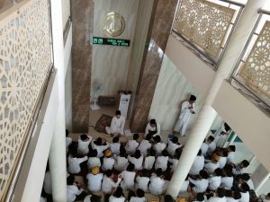 Mushola sekolah adalah fasilitas ibadah penting yang berfungsi sebagai pusat pembinaan karakter religius, moral, dan ukhuwah islamiyah bagi siswa, guru, dan staf. Selain untuk shalat berjamaah dan mengaji, mushola menjadi tempat pendidikan karakter non-formal yang membentuk spiritualitas serta kebiasaan positif warga sekolah.
