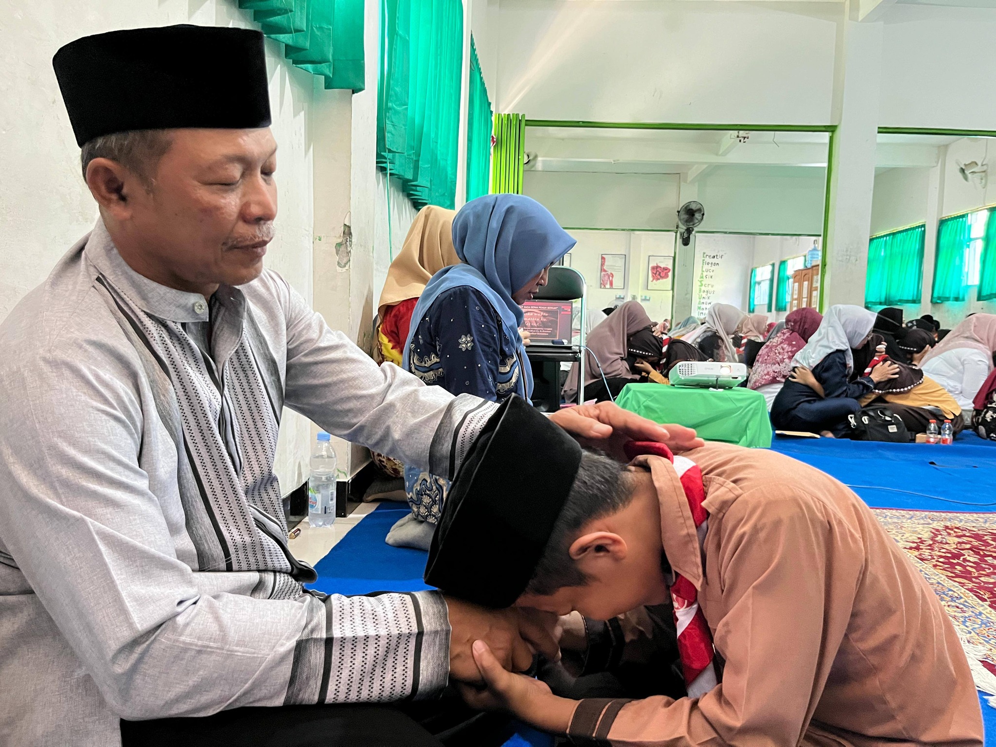 Parenting orang tua siswa-siswi kelas 6 MIN 2 Kota Kediri bersama ustadz Muhammad Hatta.Siap menjaga buah hati dengan cinta seutuhnya. 💗