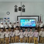 Media pembelajaran digital adalah alat bantu berbasis teknologi (komputer, smartphone, internet) untuk menyampaikan materi secara interaktif, visual, dan menarik. Jenisnya meliputi multimedia interaktif, video animasi, podcast, Augmented Reality (AR), Virtual Reality (VR), dan e-book. Media ini meningkatkan motivasi, mempermudah pemahaman konsep abstrak, dan memfasilitasi belajar mandiri