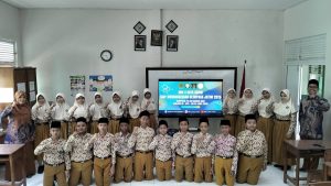 Media pembelajaran digital adalah alat bantu berbasis teknologi (komputer, smartphone, internet) untuk menyampaikan materi secara interaktif, visual, dan menarik. Jenisnya meliputi multimedia interaktif, video animasi, podcast, Augmented Reality (AR), Virtual Reality (VR), dan e-book. Media ini meningkatkan motivasi, mempermudah pemahaman konsep abstrak, dan memfasilitasi belajar mandiri